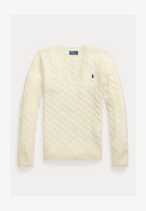 Suéter de punto trenzado en color crema con cuello en V, puños y cinturilla acanalados. Presenta un pequeño logo azul en el lado izquierdo del pecho.