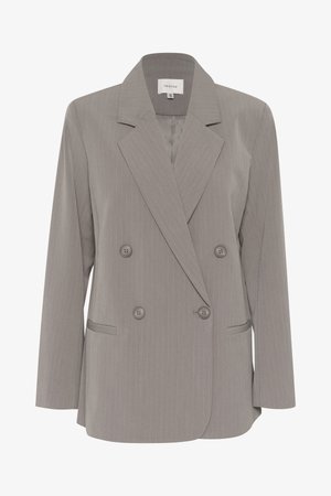 Blazer gris a rayas con diseño de doble botonadura, solapas en forma de muesca, dos bolsillos frontales y cuatro botones. Textura suave.