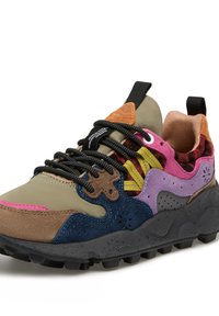 Bunte Sneaker mit einer Mischung aus Wildleder und Stoff in Brauntönen, Grün, Pink und Blau. Strukturiertes Profil und gemusterte Akzente.
