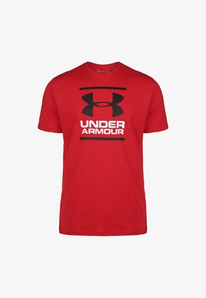 Camiseta roja de algodón con un gran logo negro de Under Armour y el nombre de la marca en blanco, cuello redondo, corte estándar, mangas cortas.
