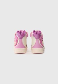 Sapatos altos em pele creme e rosa, com um design de leão peludo rosa na lateral e correias ajustáveis. Marca Geox na sola.