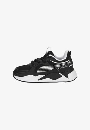 Baskets de sport noires et blanches avec lacets, dessus en mesh et cuir, semelle épaisse et rembourrée, et design latéral à rayures marqué RS Running System.