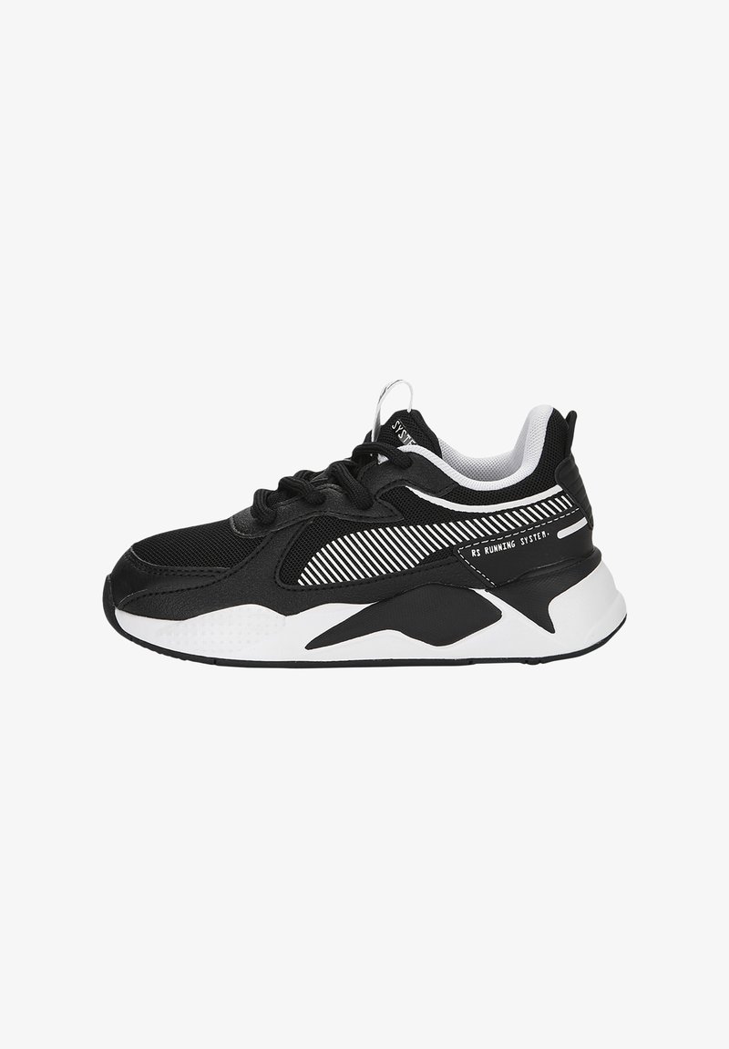 Baskets de sport noires et blanches avec lacets, dessus en mesh et cuir, semelle épaisse et rembourrée, et design latéral à rayures marqué RS Running System.