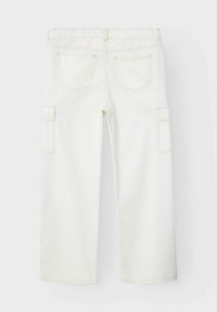 Pantaloni cargo bianchi con una vestibilità a gamba larga, vita elastica e due tasche laterali. Presentano cuciture a contrasto e due tasche posteriori.
