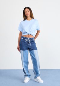 adidas Originals GRAPHIC TEE - Apdrukāts T-krekls - clear sky