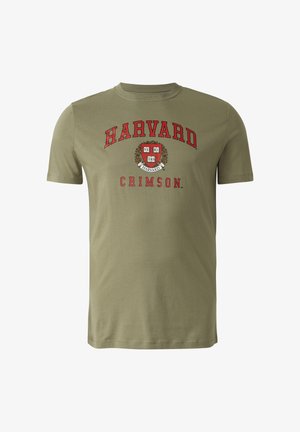 Olijfgroene T-shirt met korte mouwen, met rode tekst "HARVARD" en "CRIMSON" en het Harvard-wapenembleem gecentreerd op de borst.