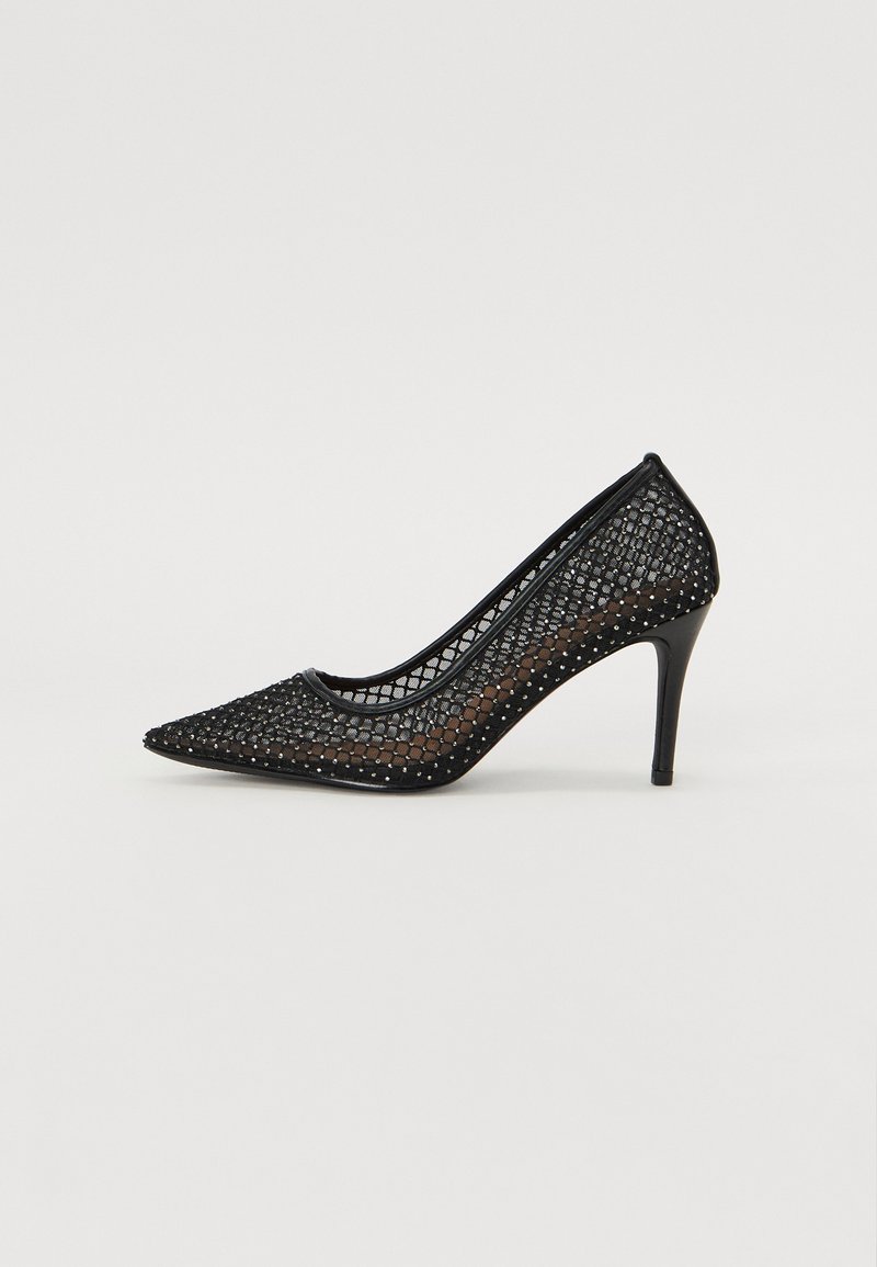 Chaussure à talon haut en mesh noir avec un bout pointu et un talon élancé. Dessus texturé avec un motif en grille, rehaussé de petits détails métalliques.