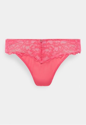 Tanga roz din dantelă cu model floral și o mică charm în formă de inimă în centrul benzii taliei.