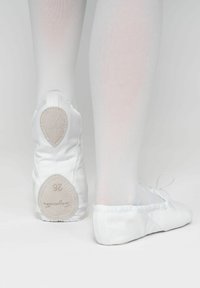 Weiße Ballettschuhe aus Canvas mit einer weichen Sohle. Schnürung vorne, ein Lederpatch mit Größe 26 an der Unterseite. Glatte und leichte Textur.