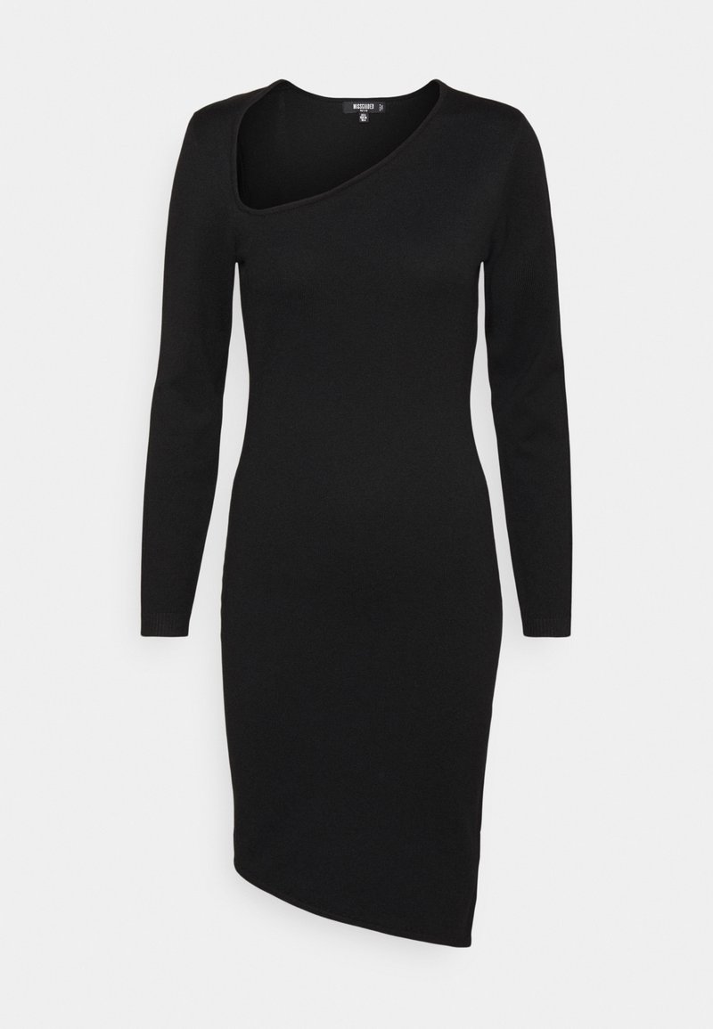 Svart stickad klänning med långa ärmar, asymmetrisk halsringning, figursydd form och en fåll som vinklar uppåt på ena sidan.