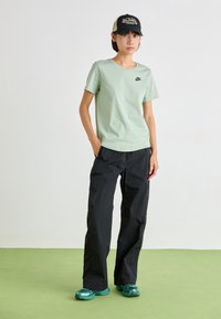 Nike Sportswear CLUB TEE - Základné tričko - jade horizon