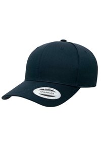 Căciulă snapback neagră din material, cu o margine plată, având un eticheta rotundă care detaliază marca și modelul pe panoul din față.