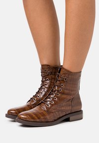 s.Oliver BLACK LABEL Schnürstiefelette - brown
