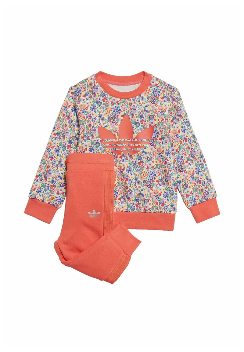 Korallefarbenes Sweatshirt mit floraler Musterung, drei Streifen und Logo-Ausschnitt. Passende korallefarbene Hose mit elastischem Bund und Logodetail.