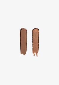 Due colori di trucco: a sinistra un marrone opaco, con una texture liscia; a destra un bronzo lucido, leggermente friabile con una finitura scintillante.