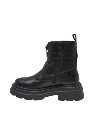 Bottines en cuir noir avec une semelle épaisse noire, dotées de doubles fermetures éclair et de détails de sangle. Texture lisse et talon renforcé.