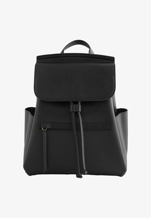 Juodas odinis kuprinės krepšys su struktūrizuota forma. Turi užlenkiamą dangtelį, raištelių užsegimą ir priekinę kišenę su užtrauktuku. Tekstūruota paviršiaus.