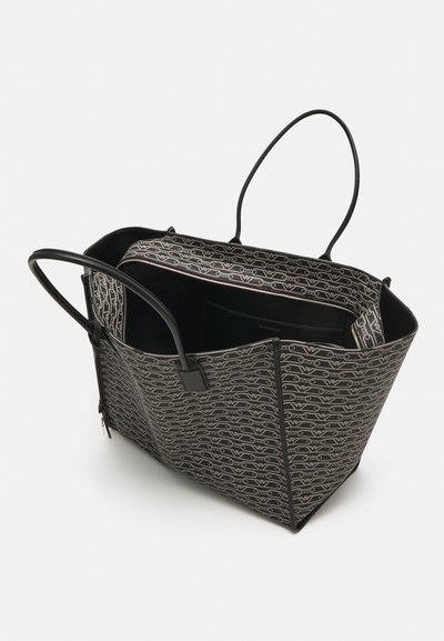 Borsa tote nera dalla forma allungata, con un motivo geometrico ripetuto in argento. Manici in pelle liscia e design a apertura superiore.