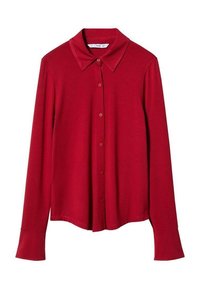Chemise rouge à manches longues avec col, en tissu doux. Présente une fermeture à boutons sur le devant et des poignets évasés.