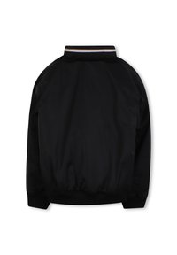 Veste bomber noire avec un col et des poignets côtelés, fermeture éclair et une texture extérieure lisse et shiny.