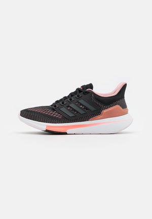Czarne buty sportowe z siateczkową cholewką, różowymi akcentami, trzema paskami jako brandingiem, wyściełanym kołnierzem oraz lekką podeszwą z teksturowanym uchwytem.