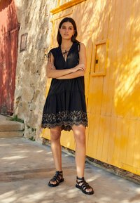 Next EMBELLISHED TIERED REGULAR FIT - Vardagsklänning - black brown