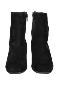 Botas de tobillo de ante negro con punta afilada y cierre de cremallera lateral. Textura suave con un acabado mate. Suelas planas.