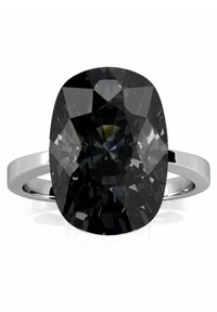 Anello con gemma ovale nera con superficie sfaccettata, incastonato in una elegante fascia in argento. La pietra presenta qualità riflettenti profonde e angoli affilati.