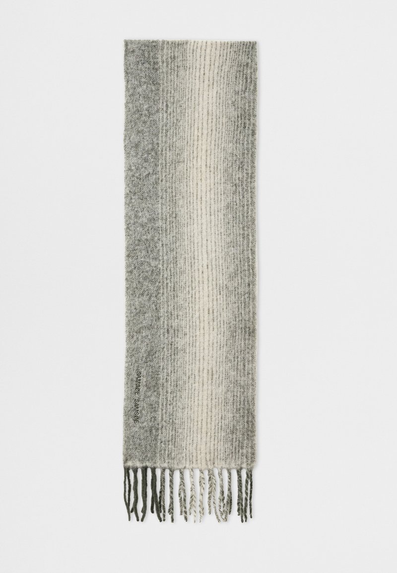 Garšs vilnas šalle ar vertikālām gradienta svītrām pelēkā un krēmkrāsā, ar spiralizētu franču galiem abos galos.