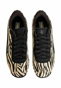 Sneaker a righe zebrate nere e crema. Tessuto liscio con lacci e accenti neri, con un logo sulla linguetta e sul lato. Suola in gomma.