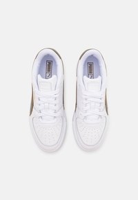 Sneakers bianchi con punta perforata, pannelli laterali testurizzati in oro e oliva, design con lacci, linguetta imbottita e brand sulla soletta.