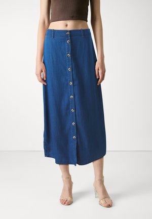 Jupe en denim bleu de longueur mi-longue avec un devant à boutons, dotée de boutons beiges et d'un ourlet légèrement évasé. Texture lisse et design décontracté.