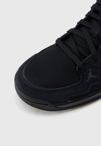 Μαύρο αθλητικό παπούτσι με άνω μέρος από δίχτυ, σουέντ λεπτομέρειες, επίπεδα κ ορδόνια και λαστιχένια σόλα. Διαθέτει λογότυπο στο πλάι και επένδυση περιλαίμιου για άνεση.