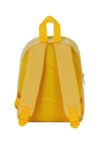Mochila amarilla con correas de malla acolchada, asa en la parte superior y una textura suave. Cuenta con un compartimento con cremallera y un diseño de espalda contorneada.