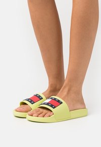 Tommy Jeans FLAG POOL - Pool slides - light citrus