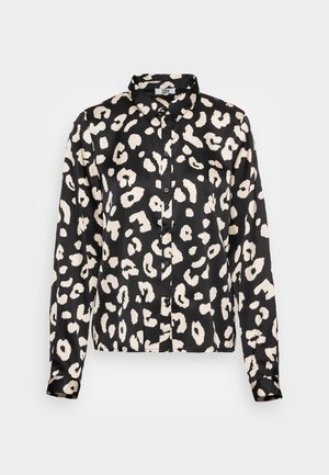 Zwarte blouse met lange mouwen en knopen, met een beige onregelmatig luipaardprintpatroon en een klassieke kraag, afgebeeld op een effen achtergrond.