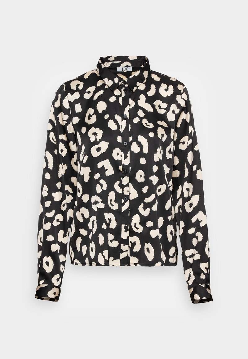 Chemise noire à manches longues avec boutons, motif léopard beige irrégulier et col classique, présentée sur un fond uni.