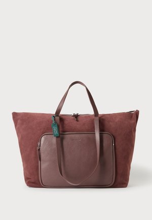 Grande borsa morbida bordeaux con doppi manici e tasca frontale con cerniera, su uno sfondo chiaro uniforme.