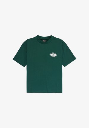 Cămașă din bumbac verde, cu guler rotund și mâneci scurte. Prezintă un grafic mic alb în zona pieptului stâng.