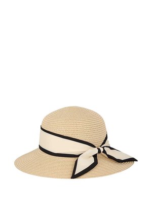 Beiger gewebter Sonnenhut mit breiter Krempe, verziert mit einem cremefarbenen Schal mit schwarzen Rändern, der auf einer Seite zu einer Schleife gebunden ist.