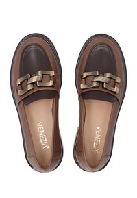 Braune Lederloafers mit einem zweifarbigen Design, das eine metallische Kettendekoration am Riemen und eine glatte Textur aufweist. Markenlogo im Innenteil sichtbar.