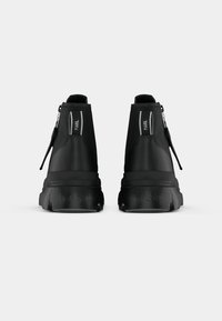 Μαύρες ankle μπότες με λείο άνω μέρος, πλαϊνό φερμουάρ, παχύ ελαστικό πάτο, υφασμένο τακούνι και �λογότυπο στο πίσω μέρος.