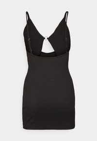 Vestido mini preto com nervuras, de alças finas e um design de costas com abertura em forma de chave. Apresenta um detalhe em forma de anel prateado na parte de trás. Textura suave.