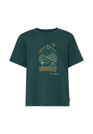 Donkergroen T-shirt met korte mouwen, met een gestileerde afbeelding van een berg, boom, tent en zon, en het Vaude-logo in het midden aan de voorkant.