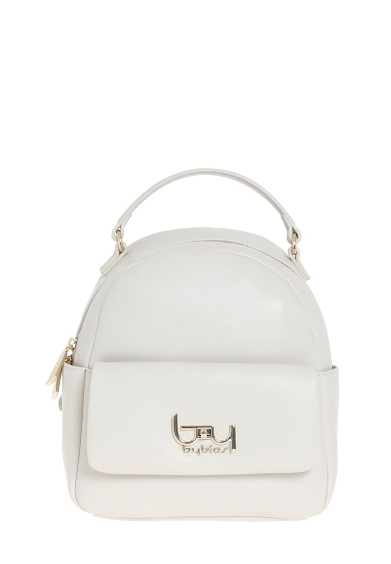 Borsa sintetica bianca con forma arrotondata, logo dorato, manico staccabile e tasca frontale strutturata con chiusura magnetica.