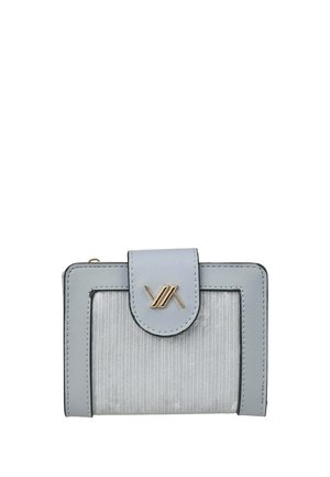 Portafoglio grigio in pelle e tessuto con chiusura a patta e dettaglio logo metallico dorato sul davanti.