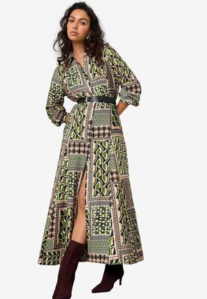 Maxi-Kleid in grün, beige und schwarzen geometrischen Mustern; mit Kragen, langen Ärmeln, Knöpfen und einem taillierten Bund.