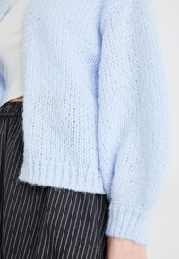 Vero Moda VMMAYBE OPEN  - Vesta na kopčanje - blue