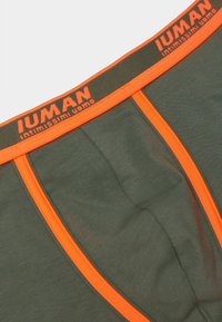 Zielone bokserki z pomarańczowym elastycznym pasem, na którym widnieje nazwa marki "IUMAN", oraz kontrastowymi bocznymi szwami. Gładka tekstura materiału.