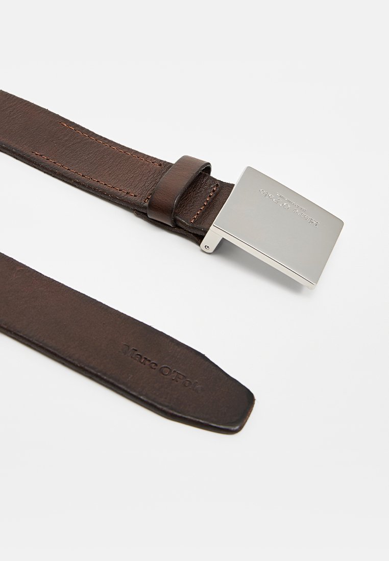 Brązowy skórzany pasek z prostokątną srebrną klamrą. Teksturalny pasek z widocznymi szwami. Wypalane logo na skórzanym końcu.